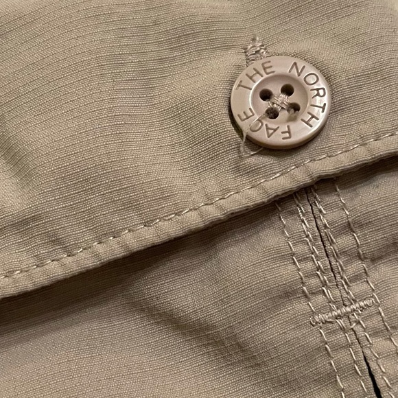 The North Face men’s small beige shorts - Picture 3 of 8